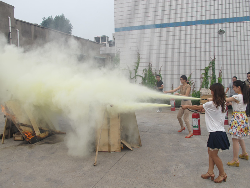 人人參與消防-共創(chuàng)平安和諧-益和熱力公司開展消防、逃生演練