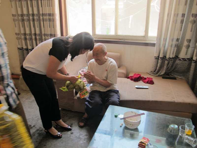 益和熱力公司端午節(jié)開展“送溫暖、獻(xiàn)愛心”活動(dòng)