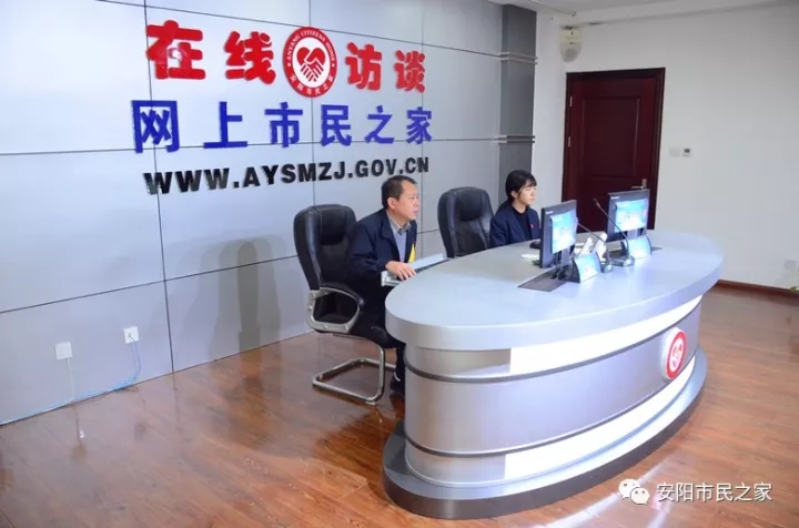 公司董事長(zhǎng)、總經(jīng)理?xiàng)钣婪遄隹汀对诰€訪談》欄目